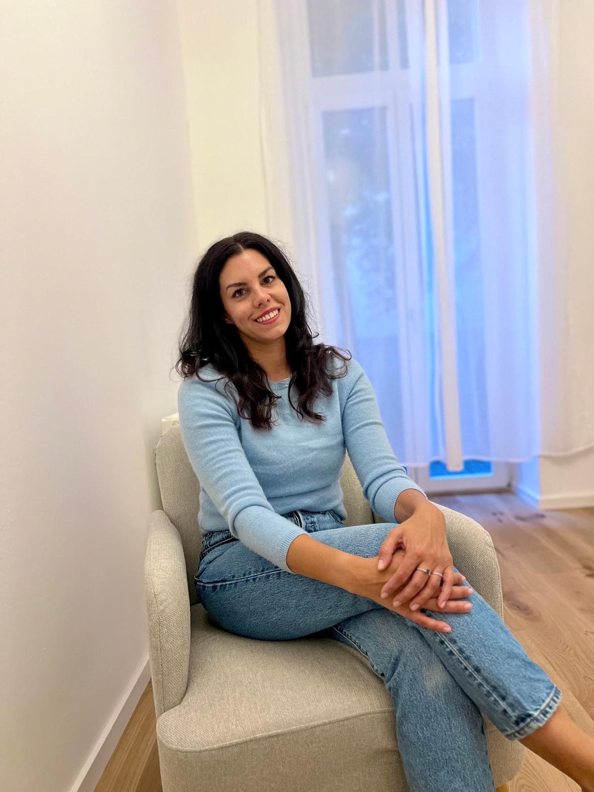 Irina Weidner in ihrem Praxisraum am Fenster